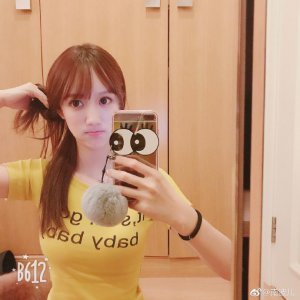 ​LOL女主播南波儿 穿泳衣直播 网友私信：竟然被绿了！