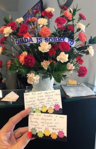 ​匿名猛龙球迷为杜兰特受伤时现场球迷欢呼送花道歉