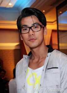 ​33岁戴向宇和大其9岁陈紫涵婚纱照唯美！网友：穿了等于没穿！