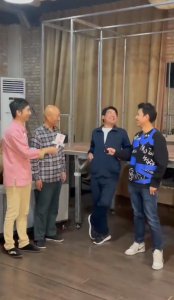 陈佩斯朱时茂合体直播打扮朴素 两位儿子也亲临现场