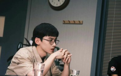 白敬亭戴眼镜的样子帅气阳光,看着特别斯文,少年感满满的