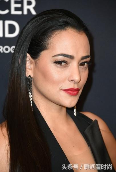 34岁女星娜塔丽·马丁内兹她风采不减当年，她依然时髦有型！