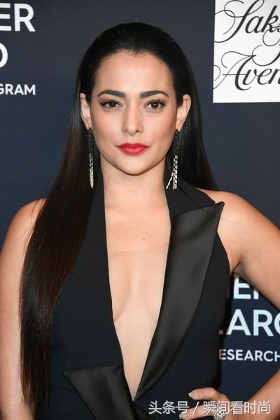 34岁女星娜塔丽·马丁内兹她风采不减当年，她依然时髦有型！