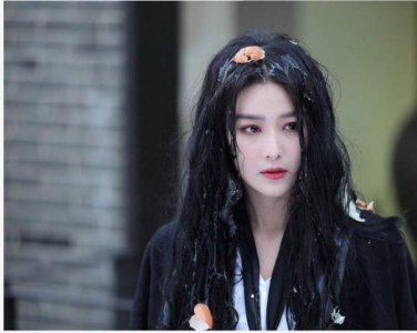 ​怎么回事？张馨予竟在路上被人扔臭鸡蛋？