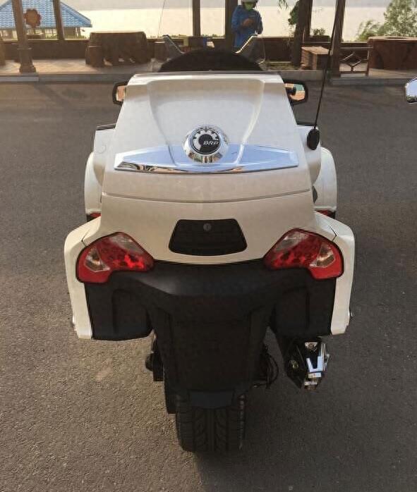 酷炫庞巴迪倒三轮,116马力4秒破百,价值30万也难逃报废