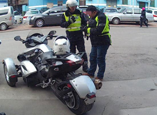 酷炫庞巴迪倒三轮,116马力4秒破百,价值30万也难逃报废