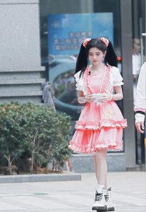 ​鞠婧祎初中旧照被疯传，穿吊带直接不敢认，确定当年14岁？