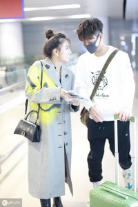 ​徐璐直勾勾看男友花痴星星眼，被张铭恩宠成小公主一路乐呵呵