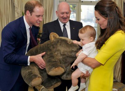 ​英国小王子乔治小时候软萌可爱，长大后却变成小绅士！百变小王子