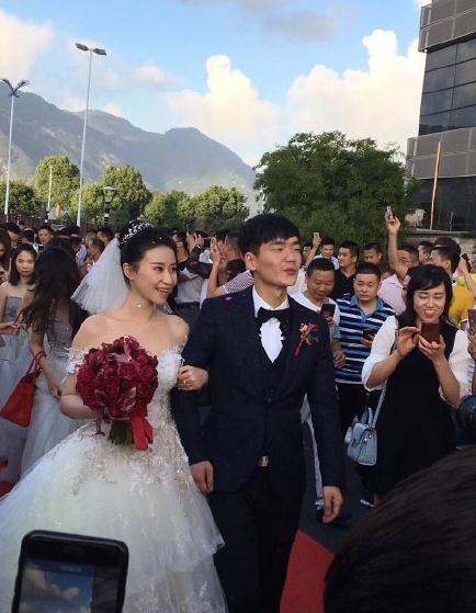 意尔康老总女儿婚礼布置300 万，酒席费1500 万，嫁妆1亿0588万元