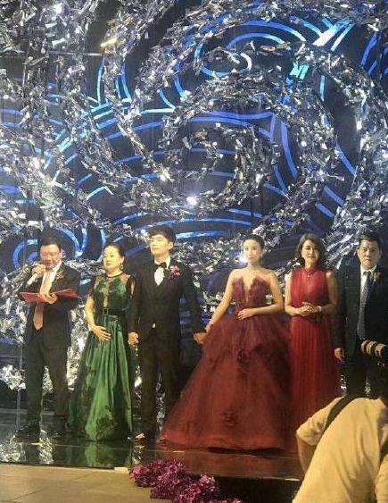 意尔康老总女儿婚礼布置300 万，酒席费1500 万，嫁妆1亿0588万元