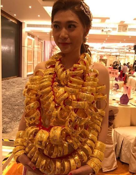 意尔康老总女儿婚礼布置300 万，酒席费1500 万，嫁妆1亿0588万元