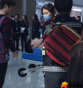 ​张艺兴机场突然昏倒！SM回应：睡眠不足