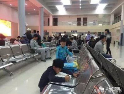 ​孩子跪在景区写作业