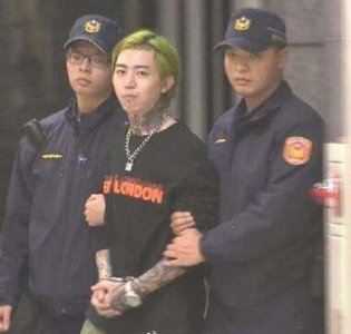 ​歌手谢和弦持毒被逮，送上警车画面曝光，听说4小时前还在健身房