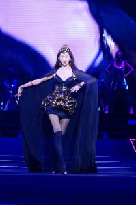 ​45岁林志玲走秀视频曝光，大秀性感事业线，真是人间尤物