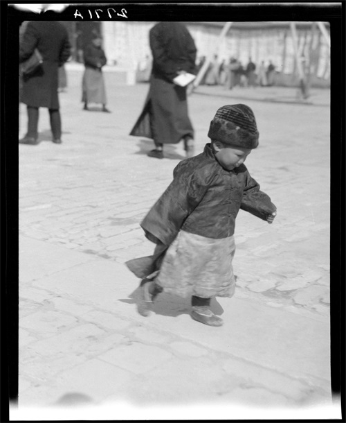 罕见的葬礼送行规模：图五葬礼上鲜花装饰的灵车，图十葬礼主厅