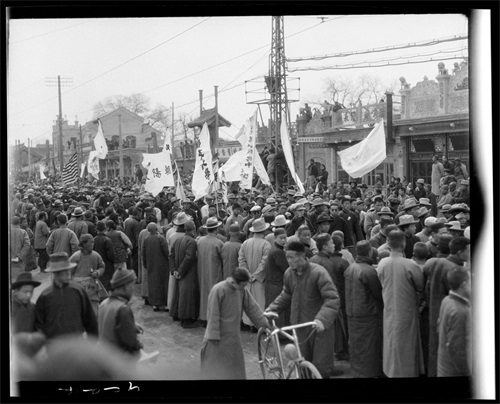 罕见的葬礼送行规模：图五葬礼上鲜花装饰的灵车，图十葬礼主厅
