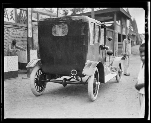 罕见的葬礼送行规模：图五葬礼上鲜花装饰的灵车，图十葬礼主厅