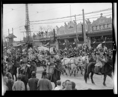 罕见的葬礼送行规模：图五葬礼上鲜花装饰的灵车，图十葬礼主厅
