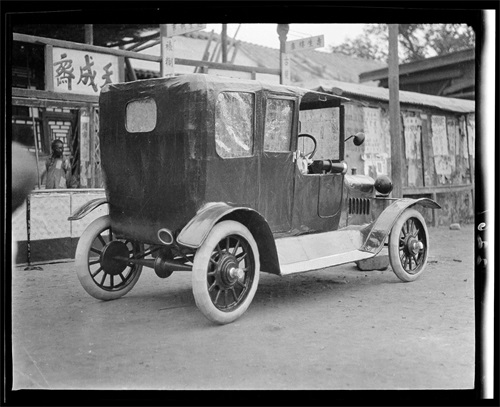 罕见的葬礼送行规模：图五葬礼上鲜花装饰的灵车，图十葬礼主厅