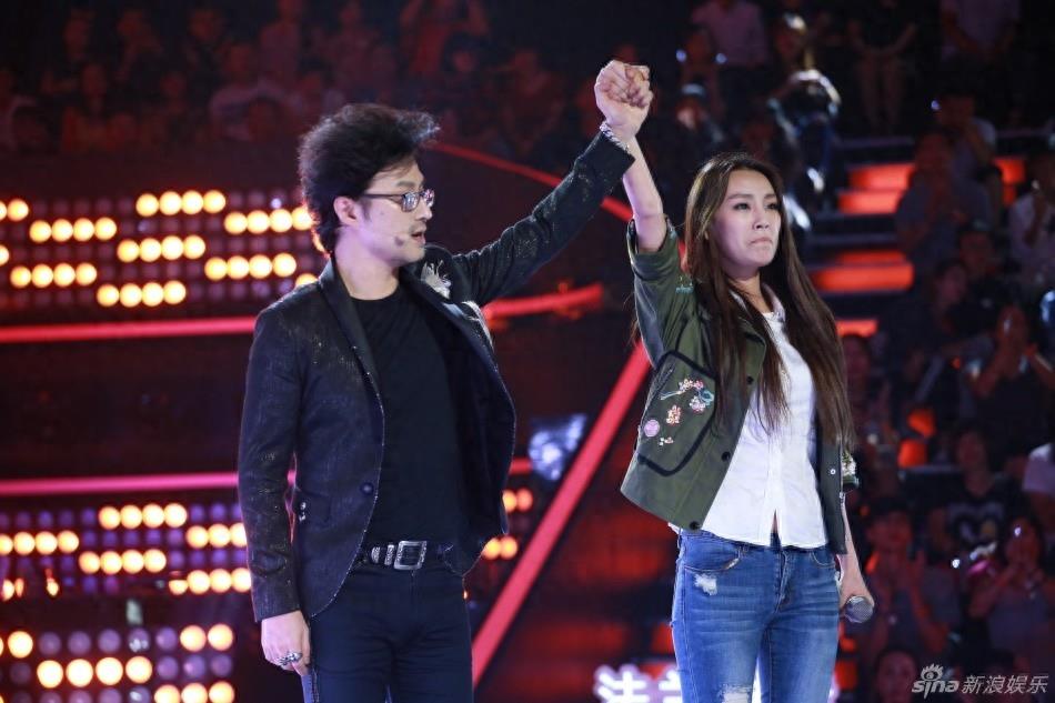 汪峰徐歌阳不受不雅视频影响，导师牵手力挺新声音小鲜肉