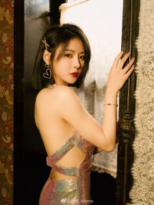 ​浪彩少女AW9成员莫寒写真，香肩美背，婀娜优雅