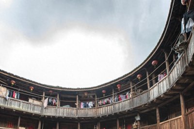 ​客家土楼，也称客家土围楼，是世界民居中一朵罕见的奇葩