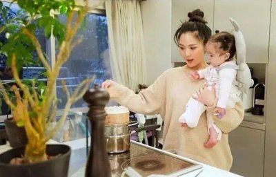 ​孩子上幼儿园，宝妈当保育员，月薪2000坚持3年值不值？