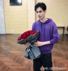 ​湖南卫视跨年演唱会：胡一天跳舞 TFBOYS献唱 大张伟搞笑