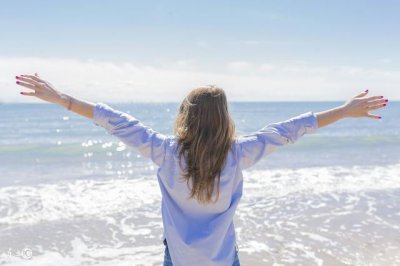 ​小说：前男友想强要了她，她拿起高跟鞋狠砸，差点让对方断子绝孙