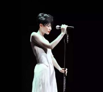 ​黄国伦掷千万开鸟巢演唱会，却被质疑到场观众数量，本人直播回应