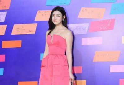 ​陈妍希虽然颜值高但身材瘦，穿抹胸裙都撑不起来，胸前中空好尴尬