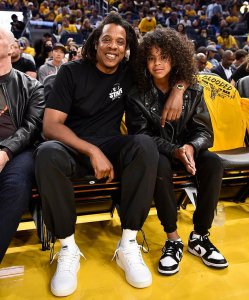 ​碧昂丝老公带10岁女儿亮相！女儿成翻版碧昂丝，皮衣配爆炸头太酷