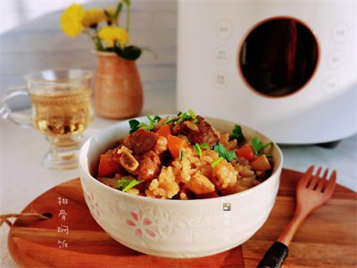 ​电饭锅懒人做法的排骨焖饭，出锅色泽诱人，美味又解馋