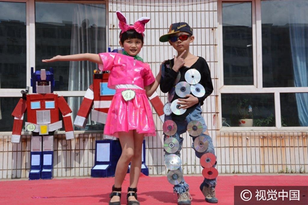 小学生“变废为宝”制作环保服装 走红毯神似专业模特