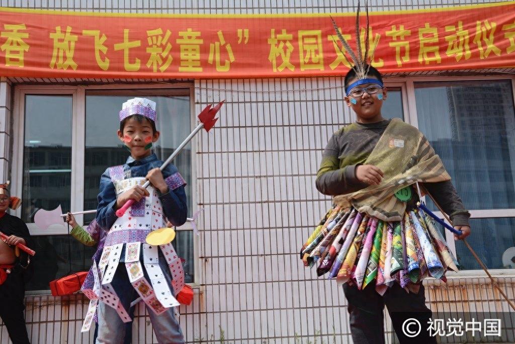 小学生“变废为宝”制作环保服装 走红毯神似专业模特