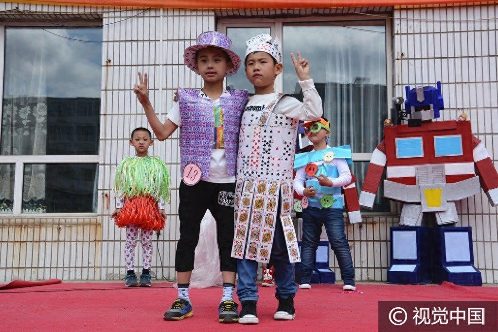 小学生“变废为宝”制作环保服装 走红毯神似专业模特