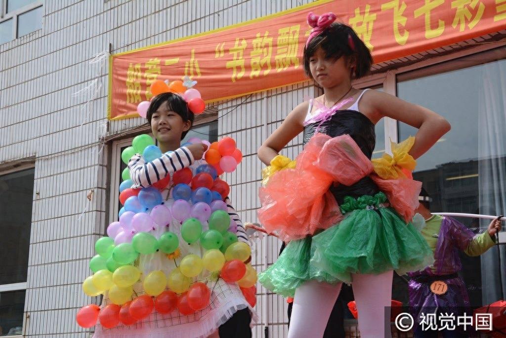 小学生“变废为宝”制作环保服装 走红毯神似专业模特