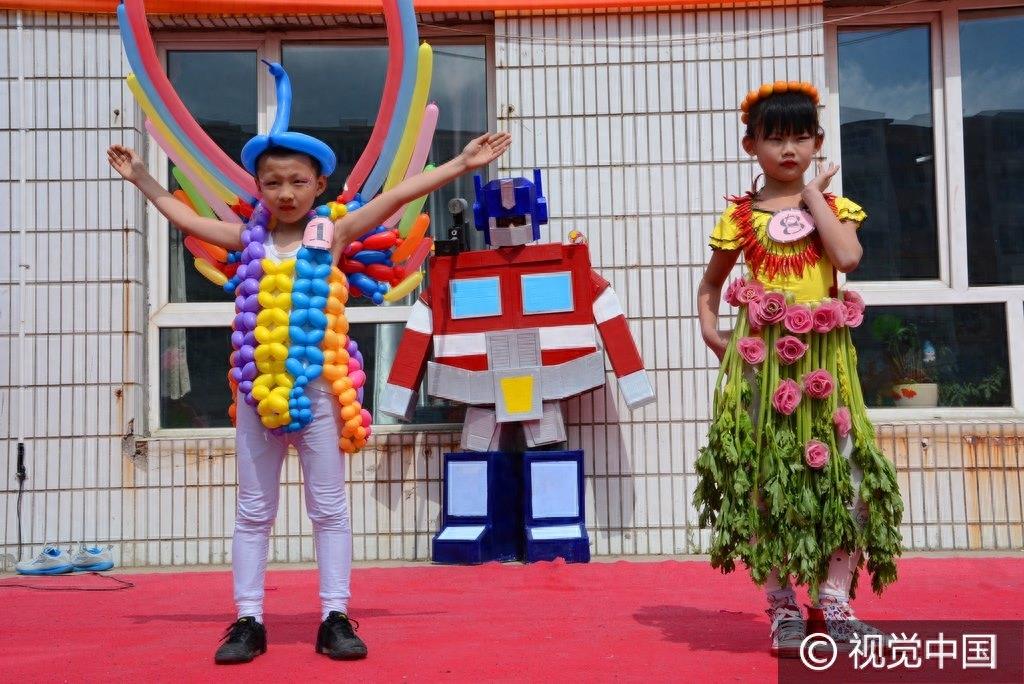小学生“变废为宝”制作环保服装 走红毯神似专业模特