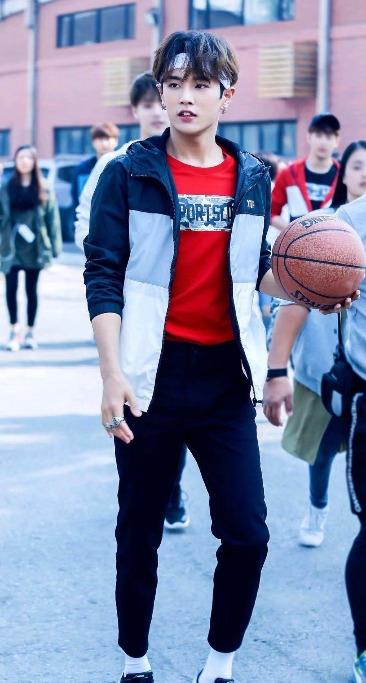 内地偶像歌手李汶翰