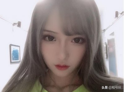 ​腐团儿直播拿灯管当“坐垫”，性感热舞，网友纷纷表示太野了