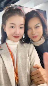 ​68岁董明珠被晒照！暴瘦如锥子脸疑整容，与接班人手挽手似亲姐妹