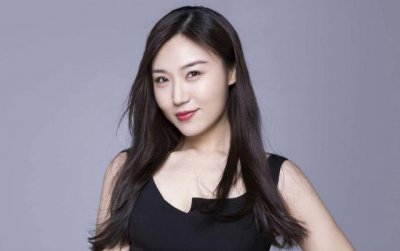 ​刘郡格跨年镜头没一分钟，谢霆锋经纪人深夜支持，打铁还需自身硬