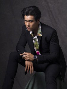 ​《仙剑奇侠传》中他是唐钰小宝，今穿花衬衫配黑西装，复古又帅气