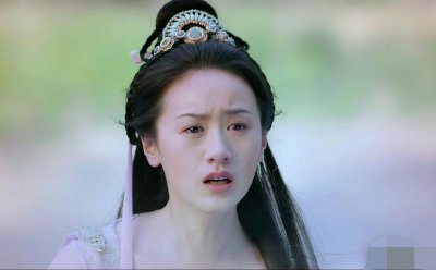 ​曾和张艺兴、秦俊杰组CP，都没能带红她，如今搭档成毅却火了