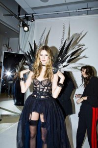 ​维密天使小南瓜素颜外出，和带妆时反差大，与5岁长女容貌如复制