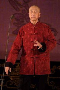 ​京剧名家康万生特殊年代曾写下四十多篇检讨，晚年被精神小伙恶搞