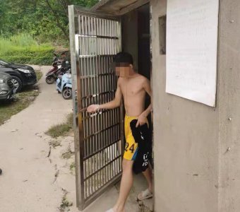 ​益阳少年游泳突然水中挣扎，幸好救援队员在河边值班，用“跟屁虫”救起孩子