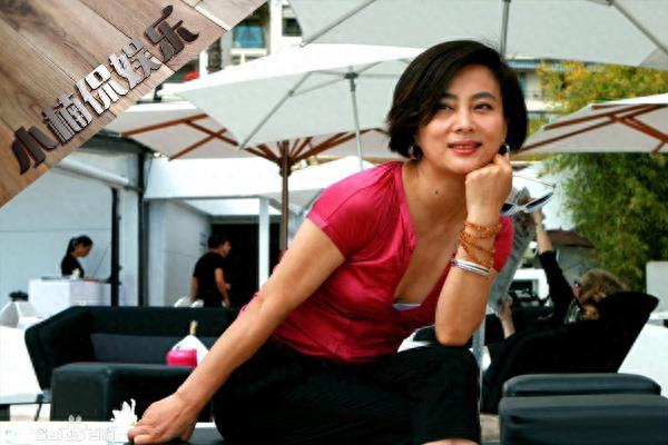 54岁李玲玉全家近照，二婚嫁富豪外国人，育有一个儿子